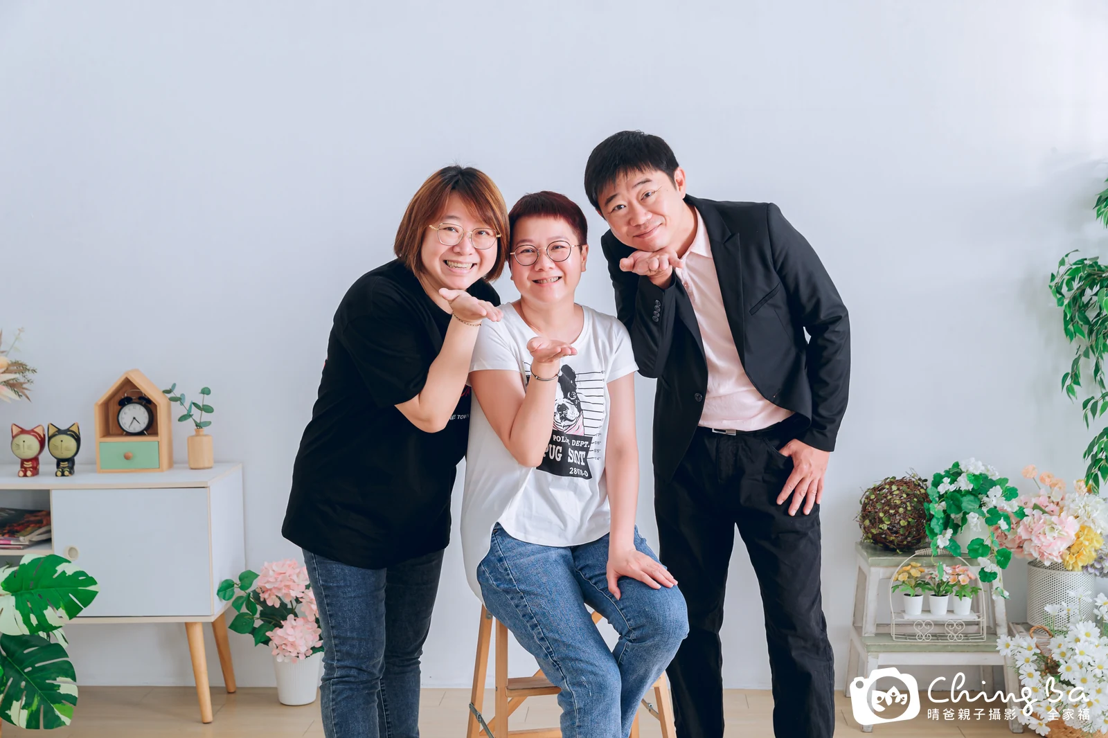 一家人在晴爸攝影棚拍全家福