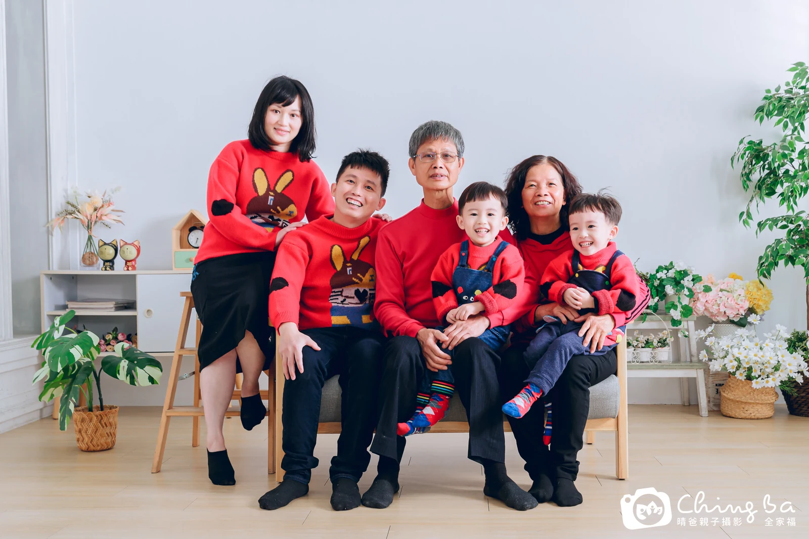 2023 年新春的家族全家福,8 大 6 小