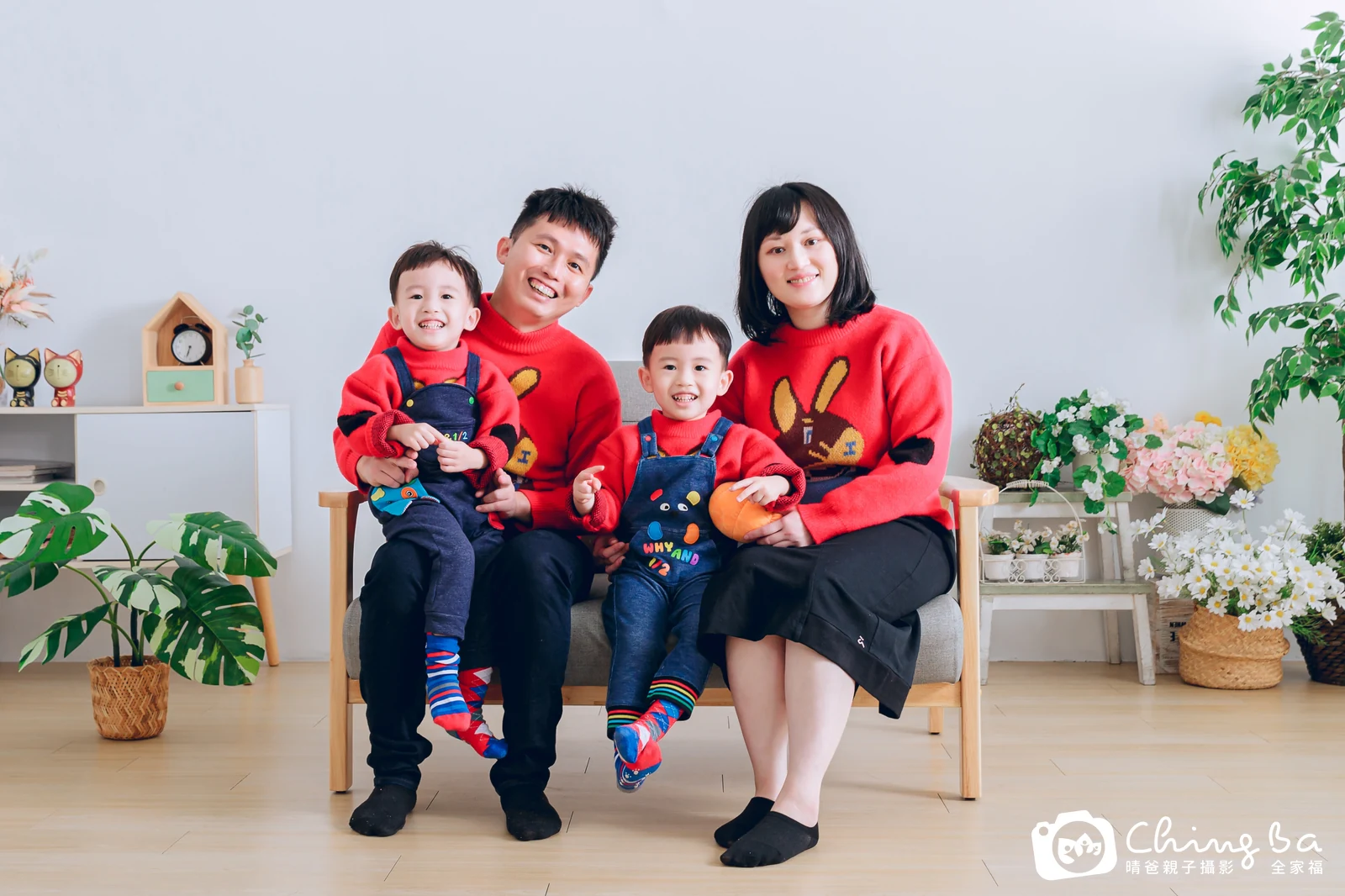 2023 年新春的家族全家福,8 大 6 小
