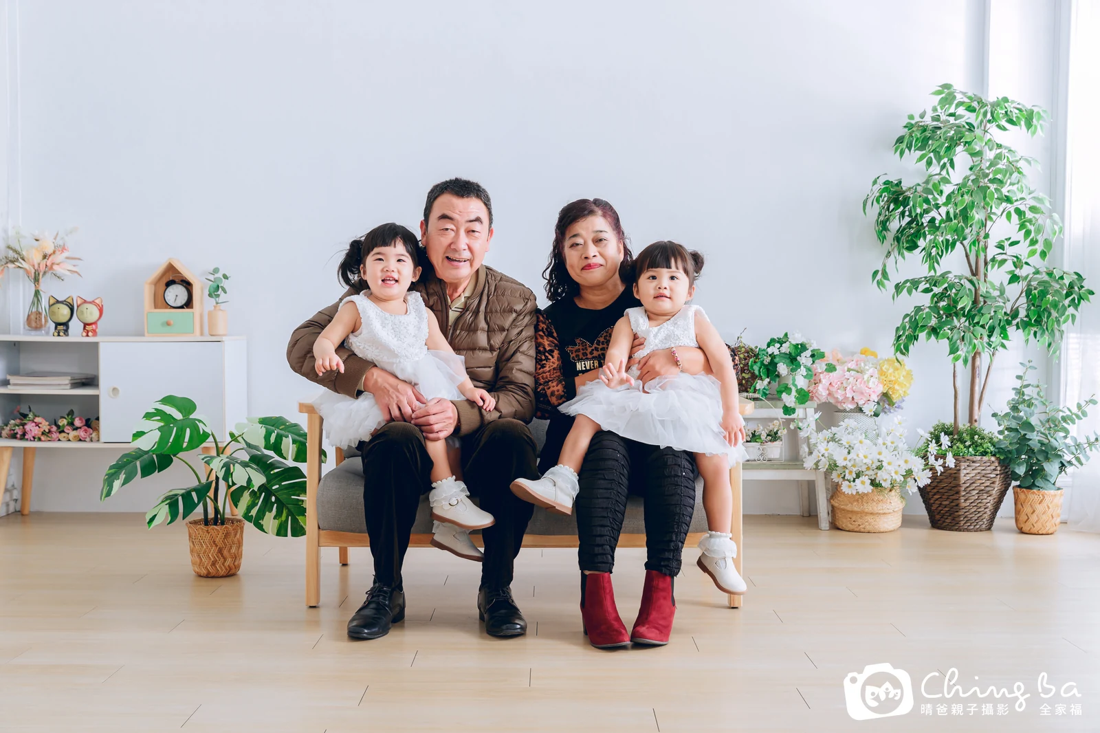 2023 年新春的家族全家福，4 大 2 小