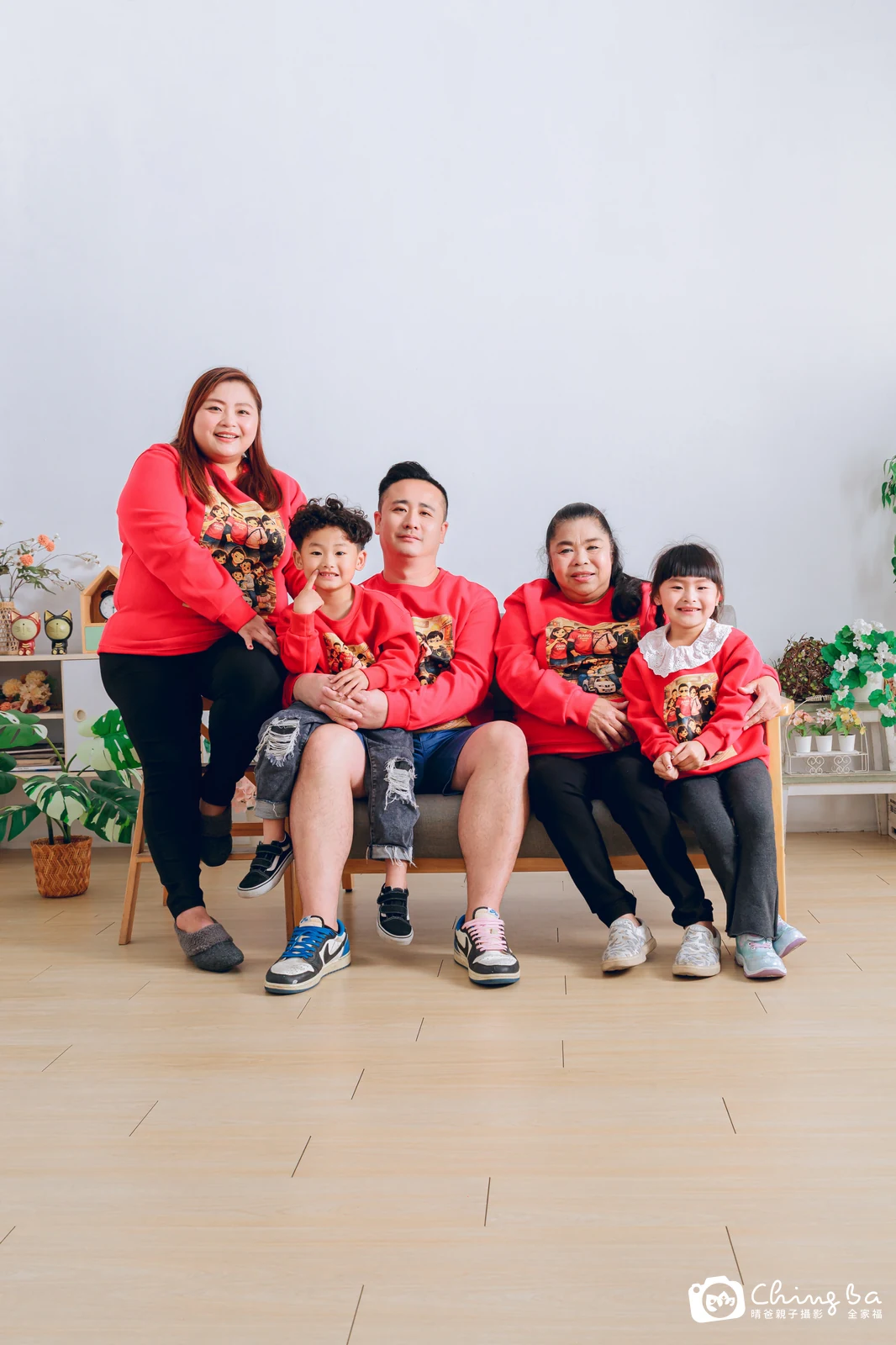 2026 年新春的家族全家福,6 大 4 小