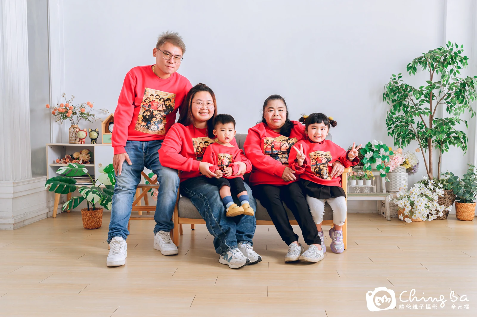 一家人在晴爸攝影棚拍全家福