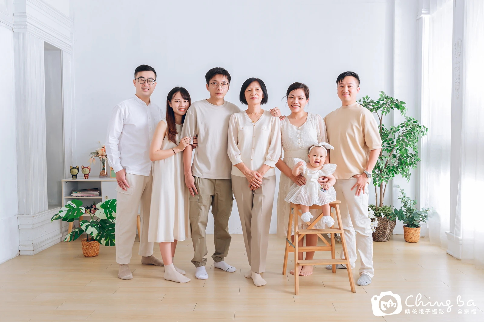 一家人在晴爸攝影棚拍全家福