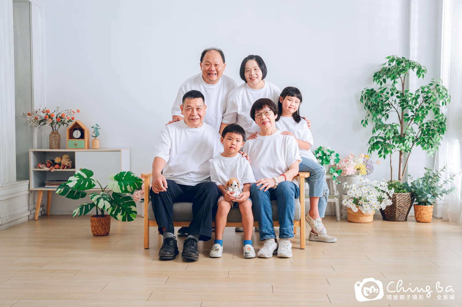 2025 年秋季的家族全家福,11 大 2 小