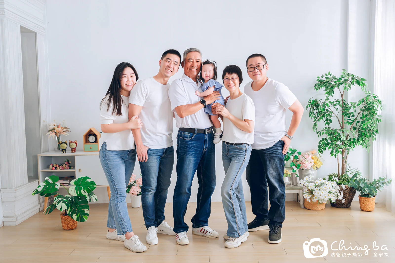 一家人在晴爸攝影棚拍全家福