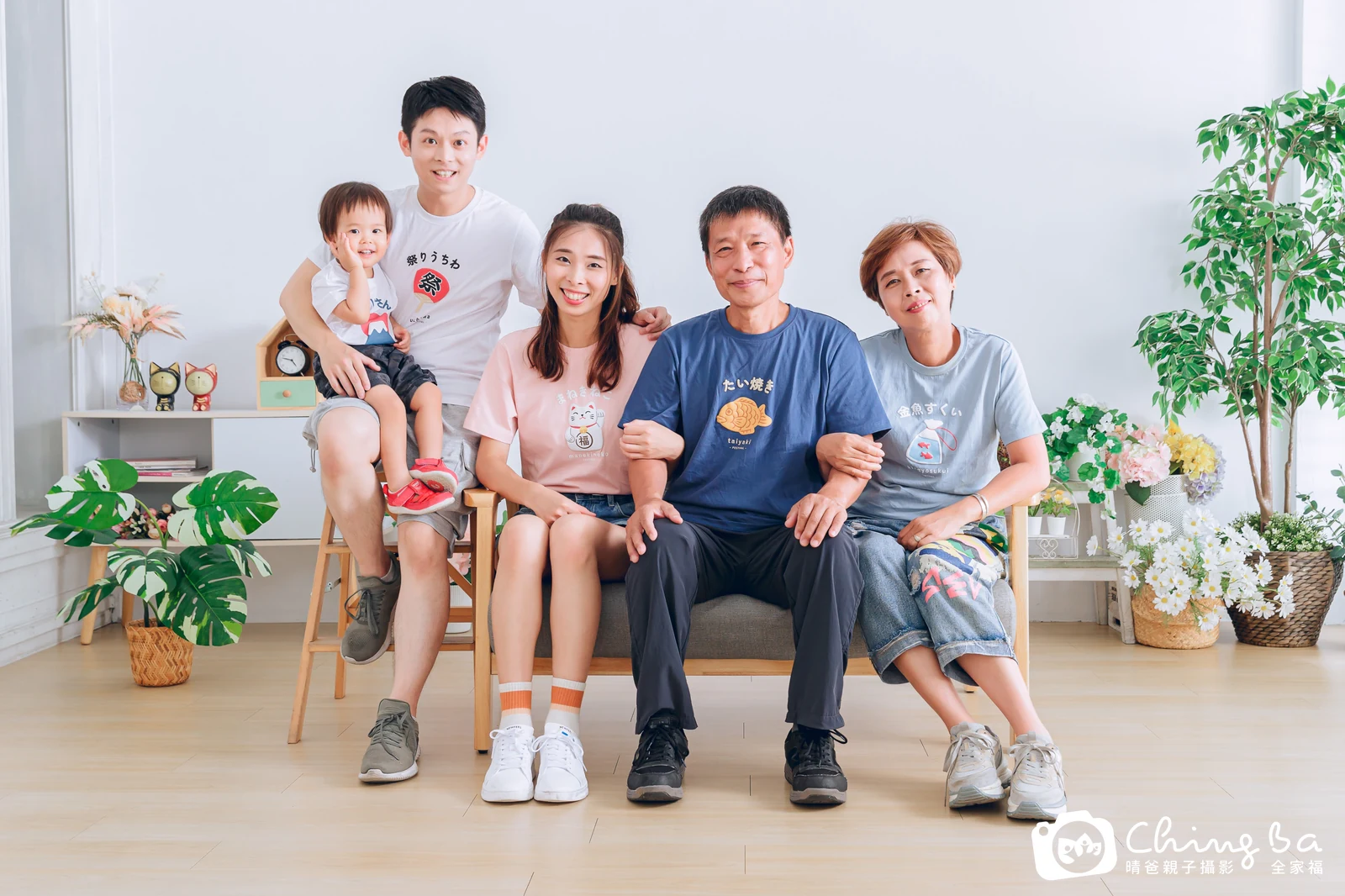 2023 年夏季的家族全家福，6 大 2 小