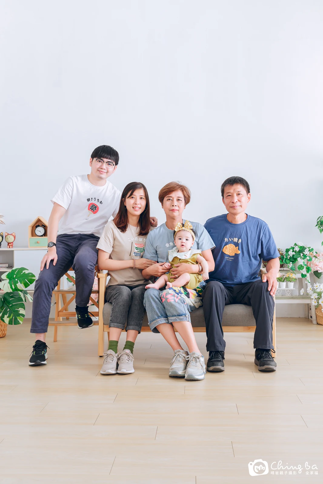 一家人在晴爸攝影棚拍全家福