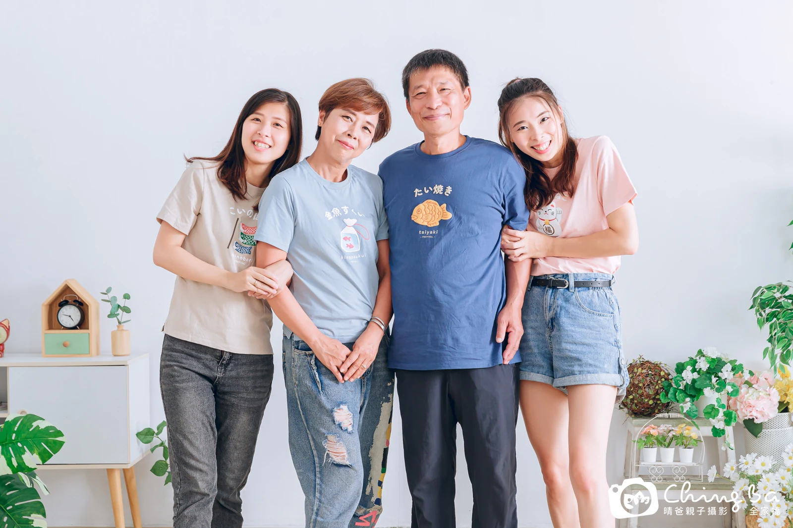 2023 年夏季的家族全家福，6 大 2 小