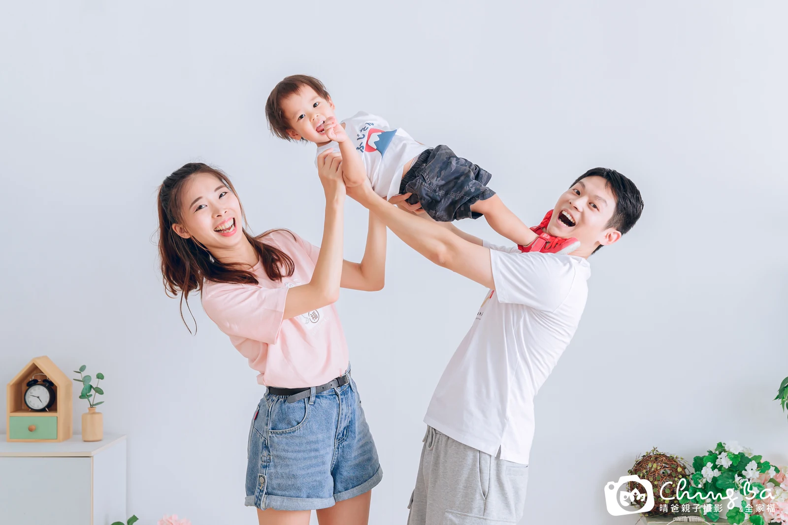 一家人在晴爸攝影棚拍全家福