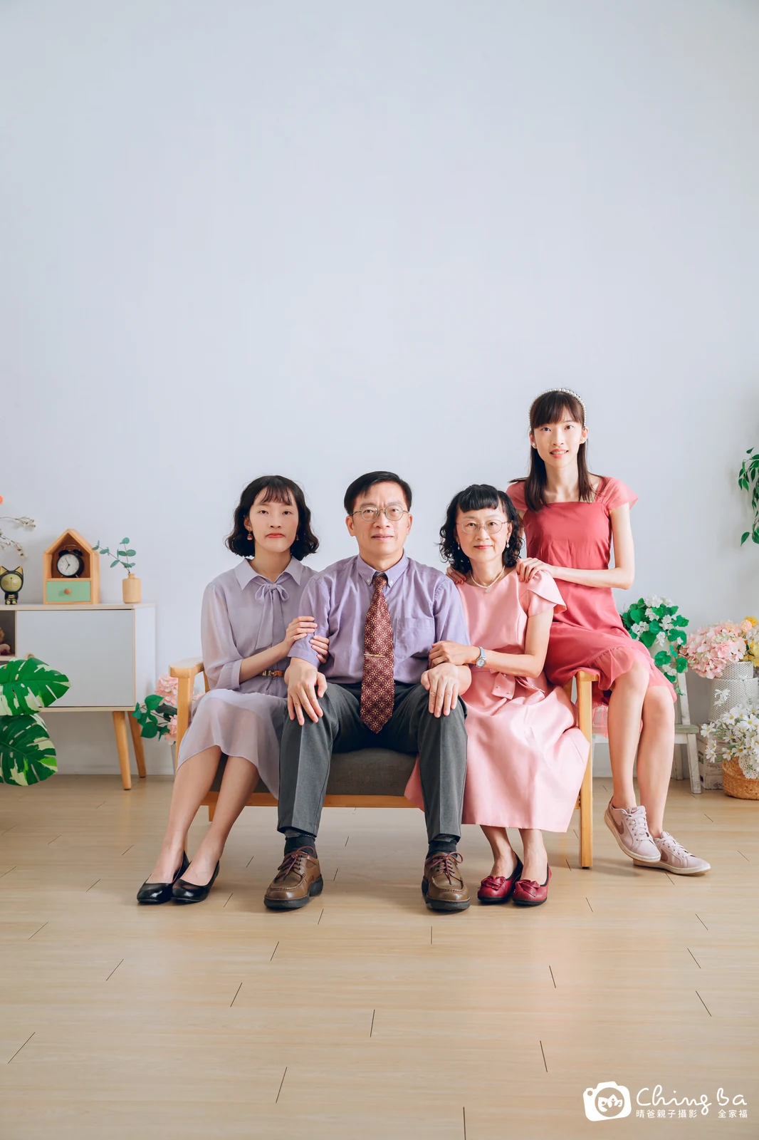 一家人在晴爸攝影棚拍全家福