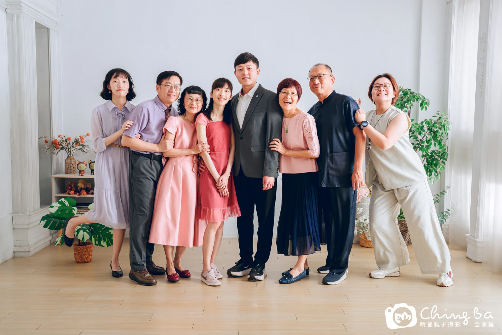 2026 年夏季的家族全家福，8 大 0 小