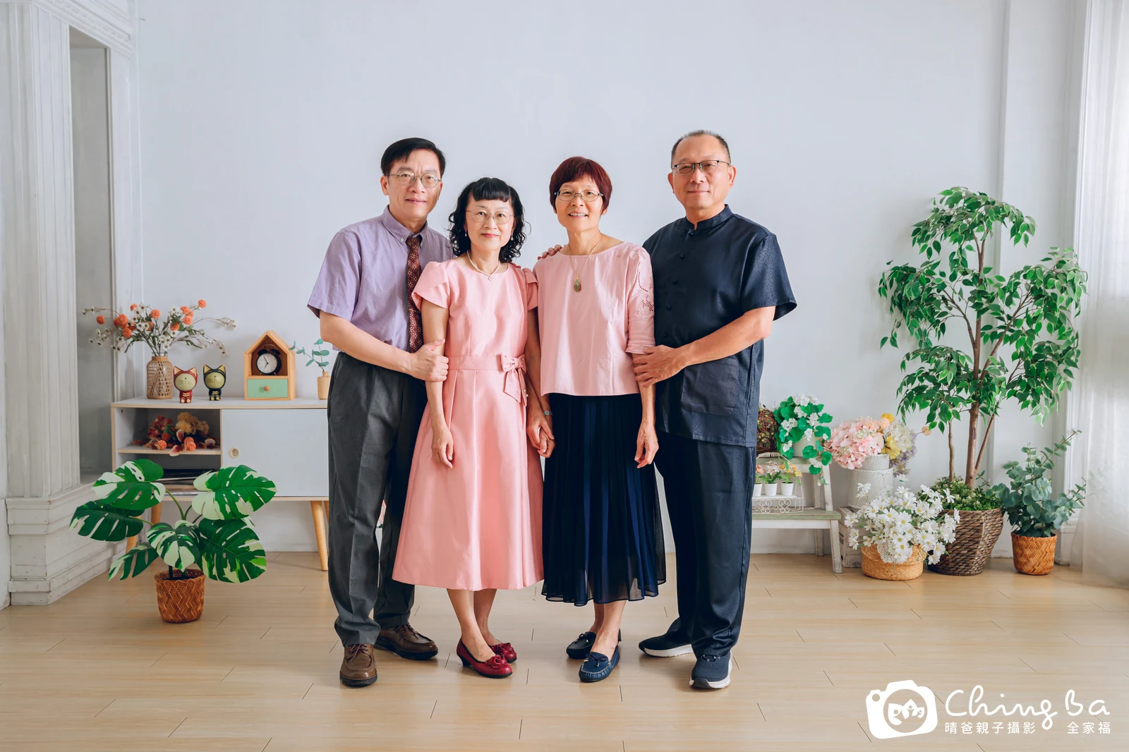一家人在晴爸攝影棚拍全家福