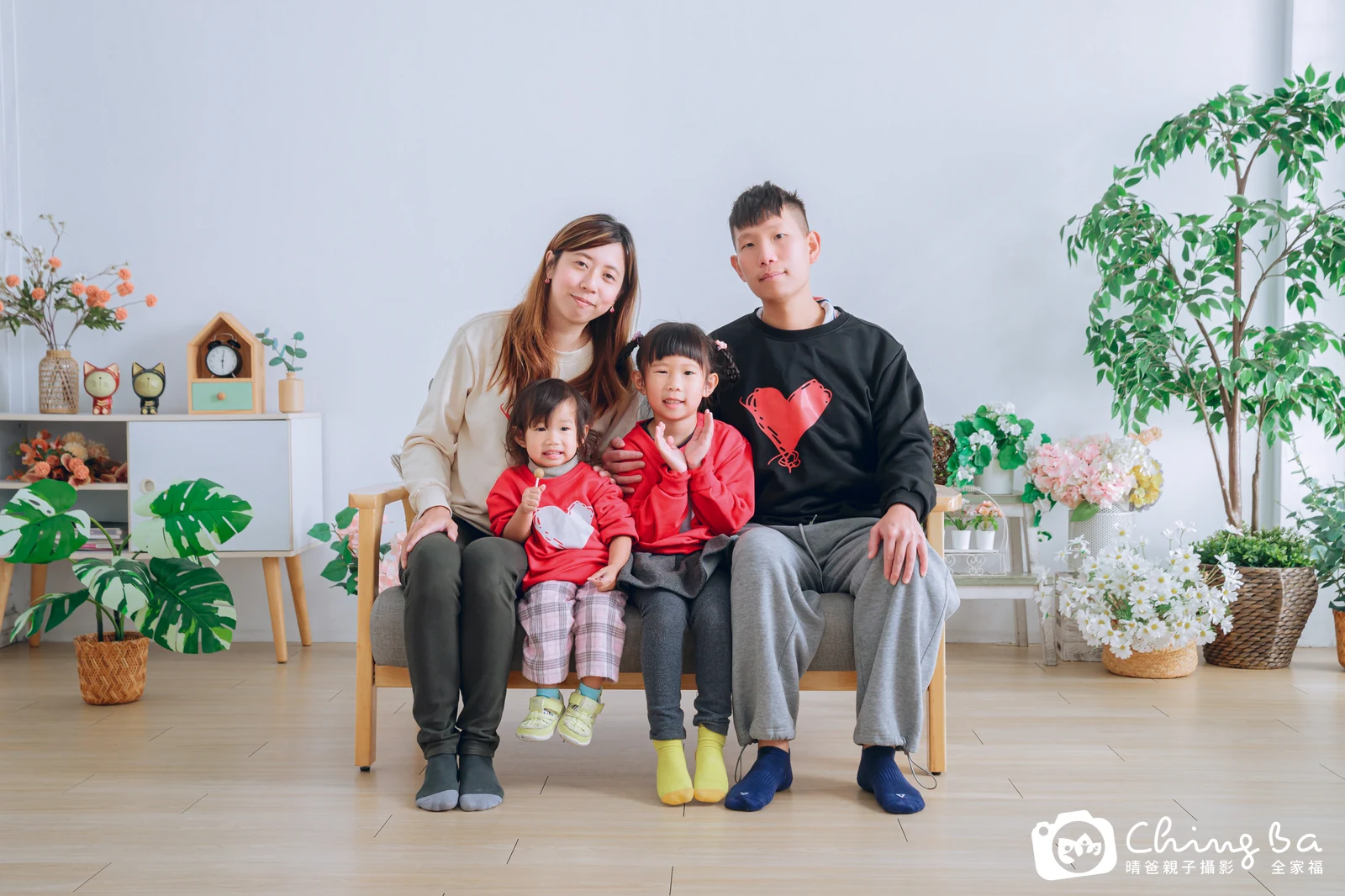 一家人在晴爸攝影棚拍全家福