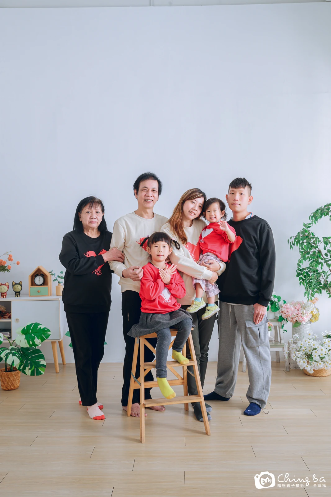 2025 年新春的家族全家福，4 大 2 小