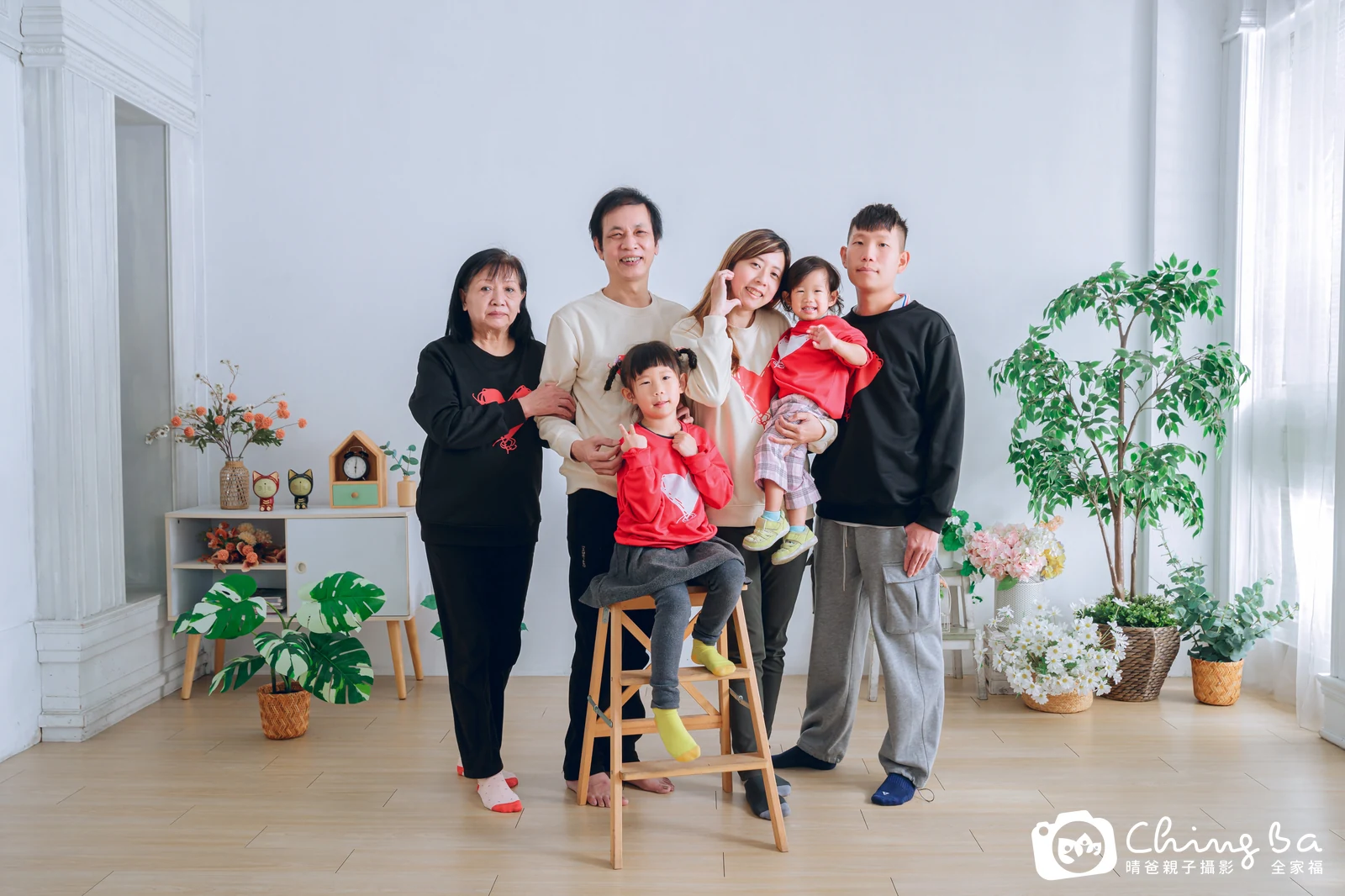 一家人在晴爸攝影棚拍全家福