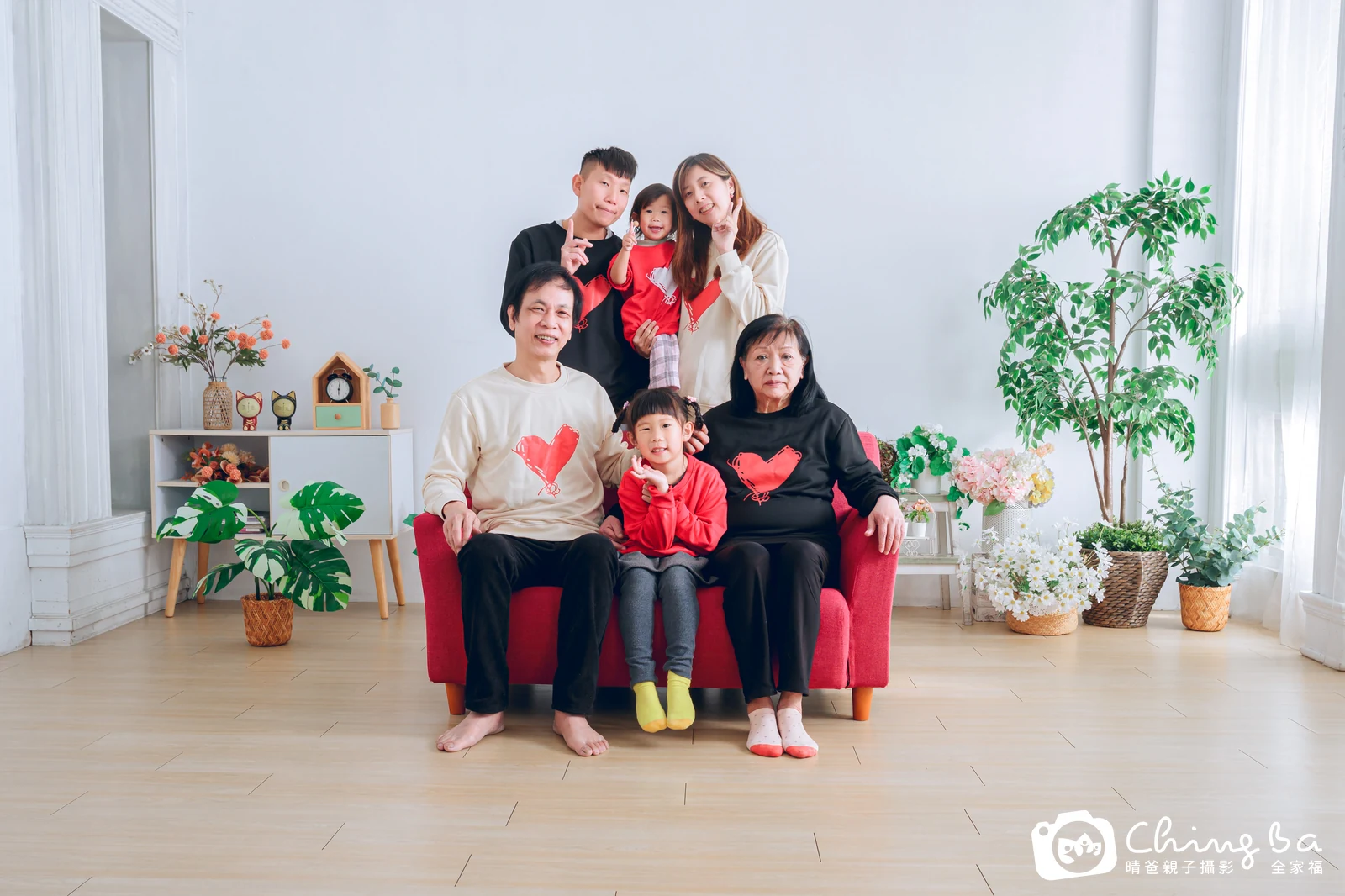 一家人在晴爸攝影棚拍全家福