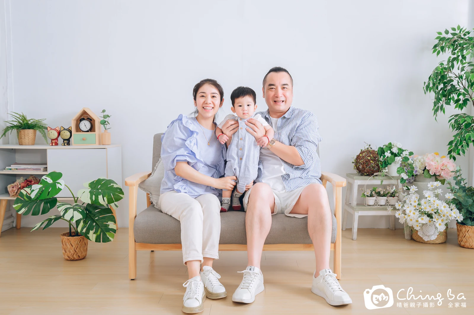 一家人在晴爸攝影棚拍全家福