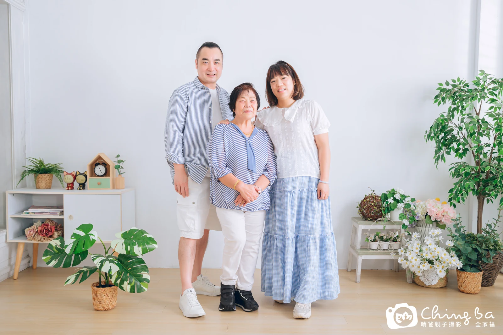 一家人在晴爸攝影棚拍全家福