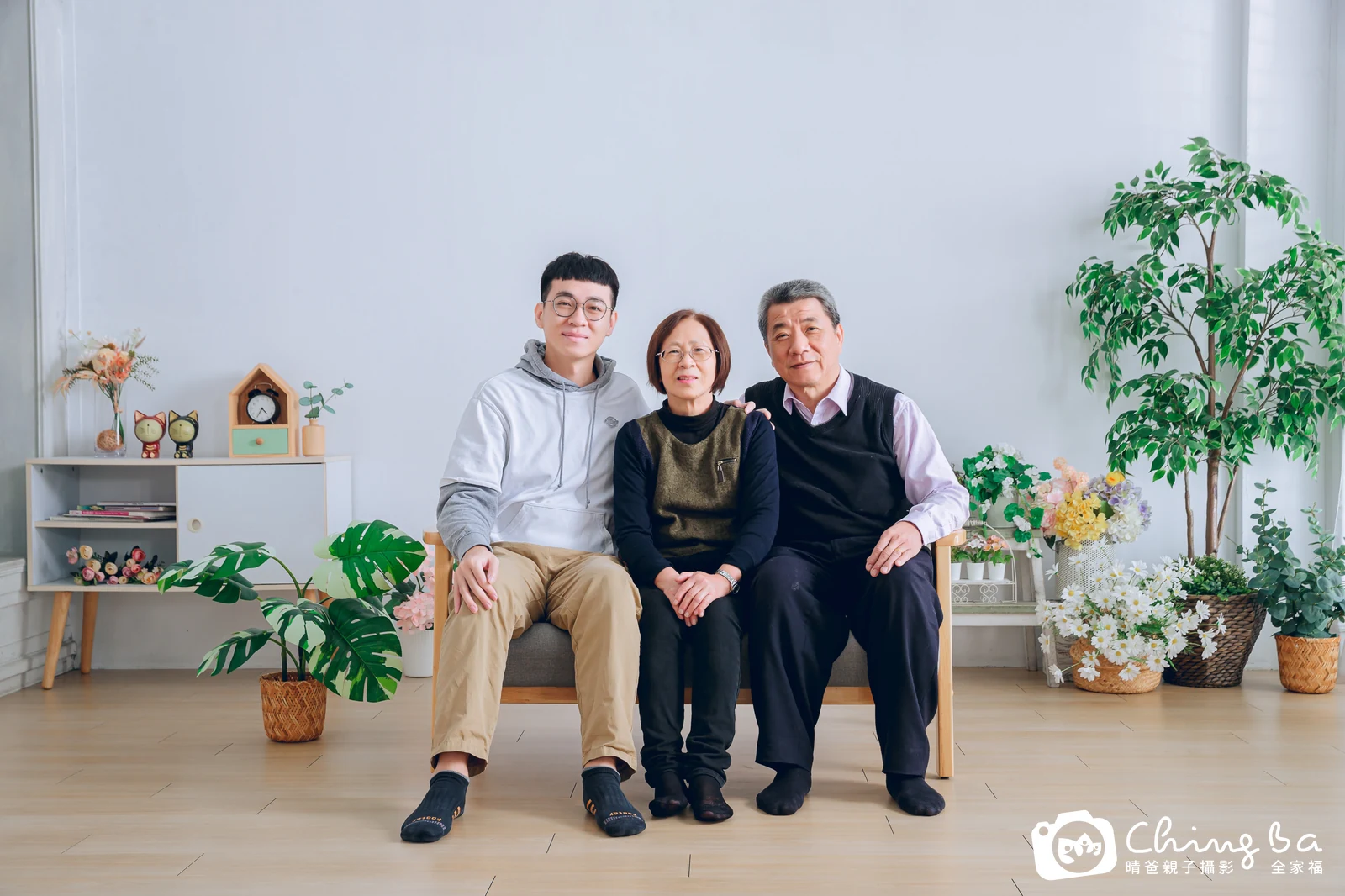 一家人在晴爸攝影棚拍全家福