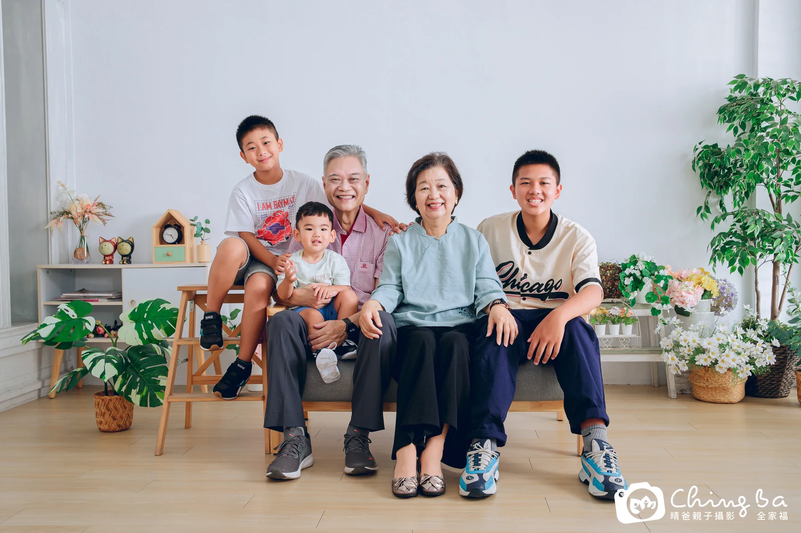 2023 年秋季的家族全家福，7 大 2 小