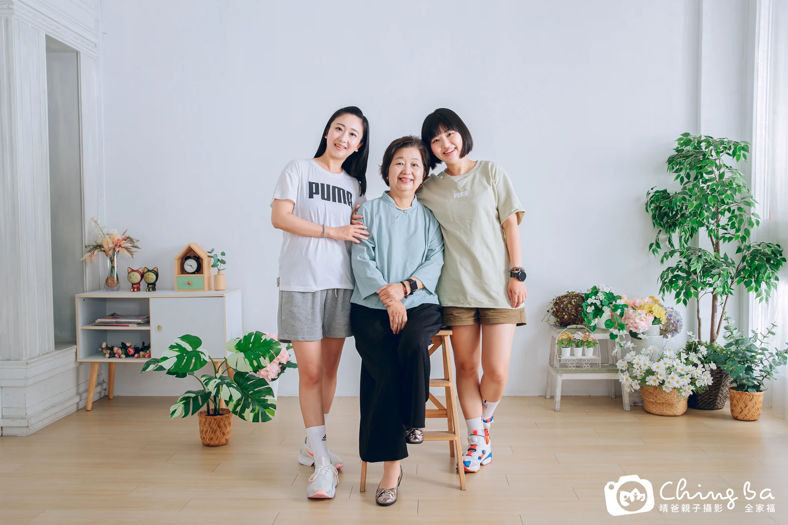 2023 年秋季的家族全家福，7 大 2 小