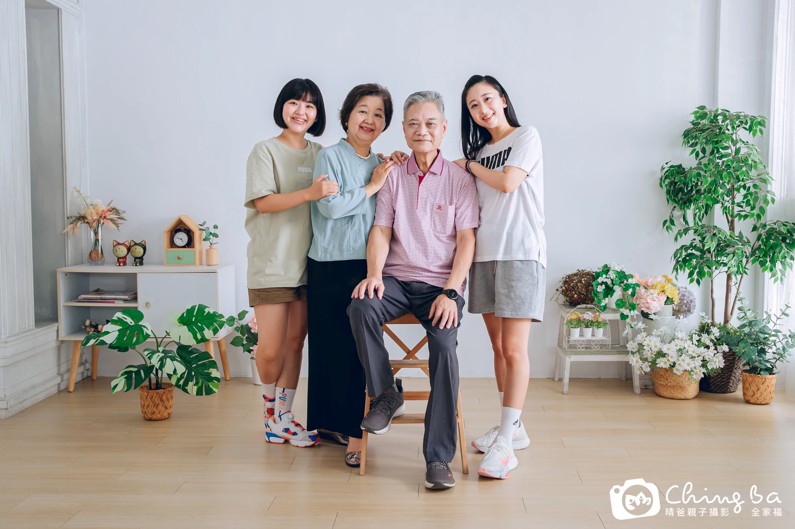 一家人在晴爸攝影棚拍全家福