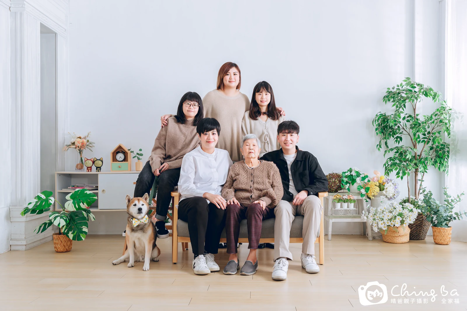 一家人在晴爸攝影棚拍全家福