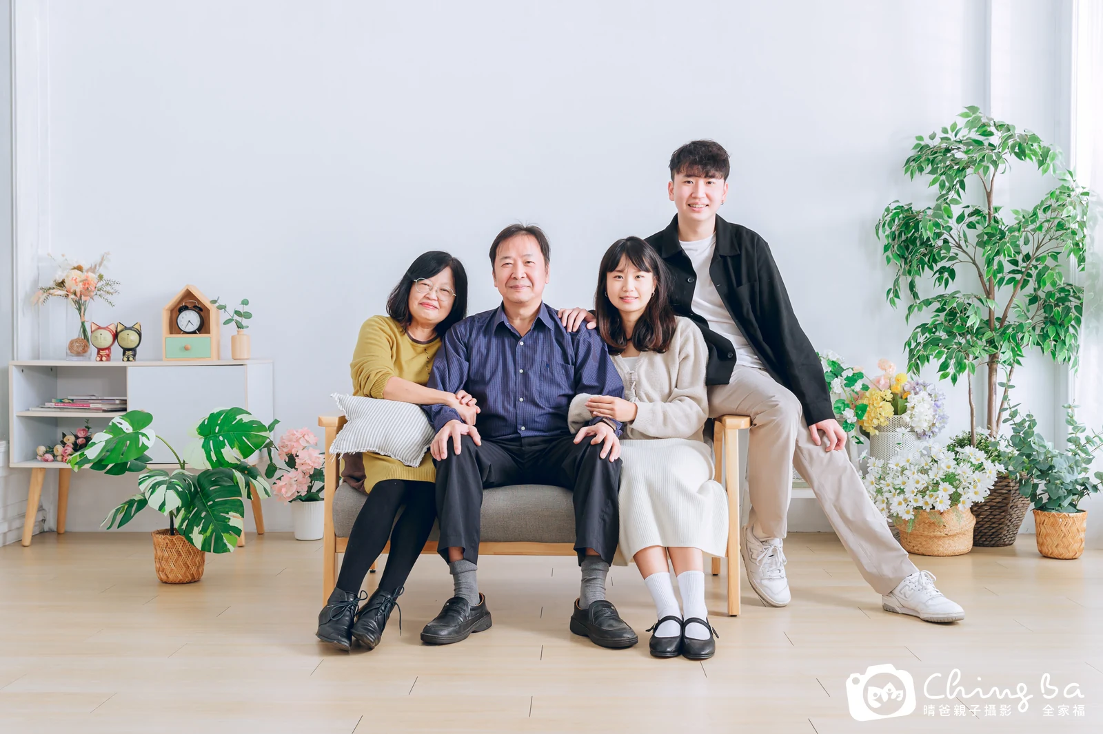 2024 年冬季的家族全家福,11 大 2 小